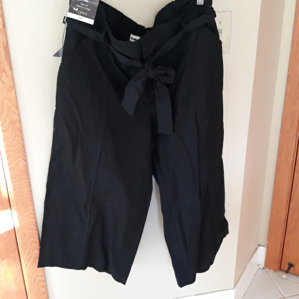 Ava & Viv Black Capris